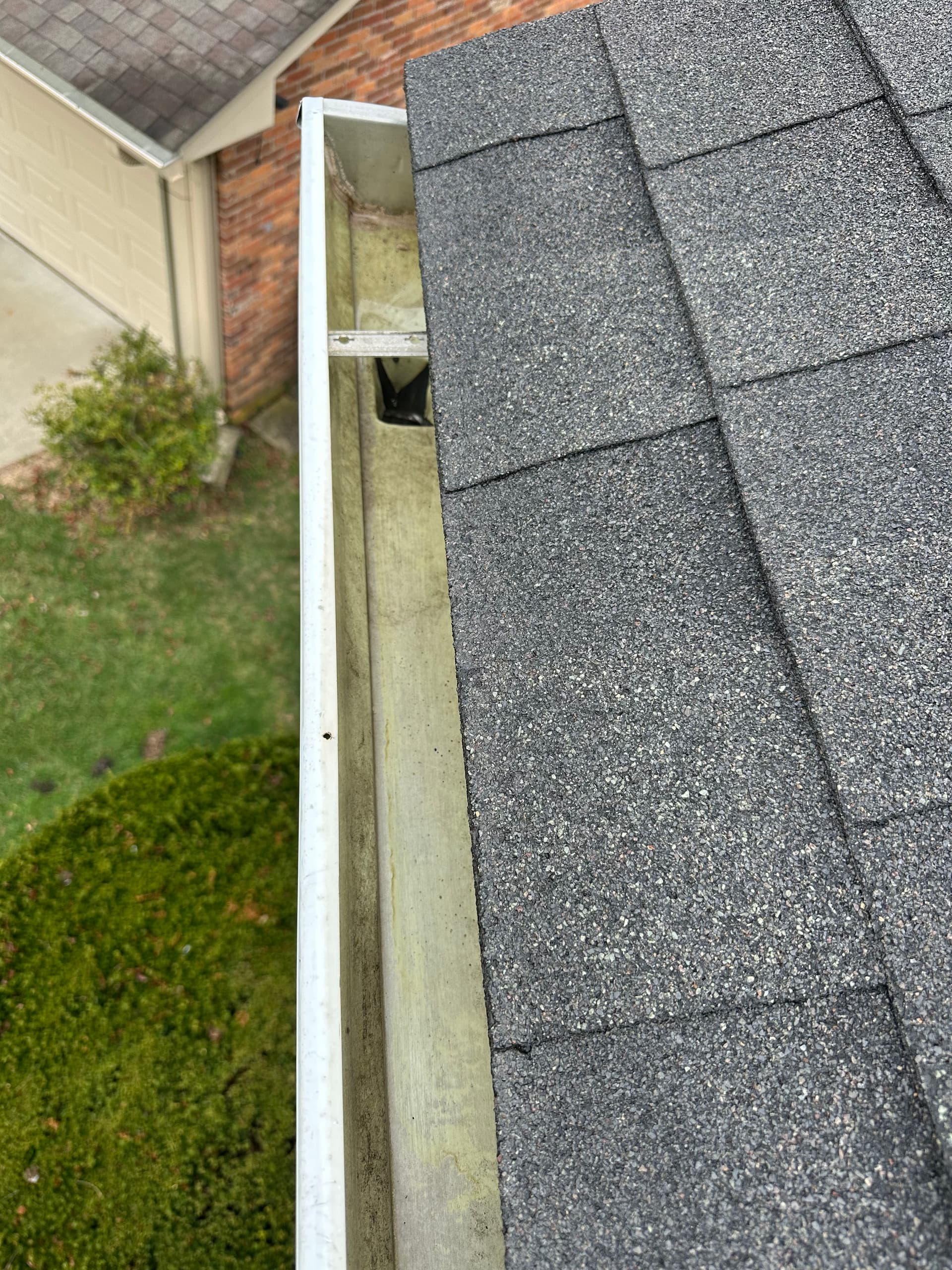 Effective Gutter Cleaning in Columbus